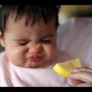 Kisbabák először esznek citromot. Nézd meg a reakciókat!